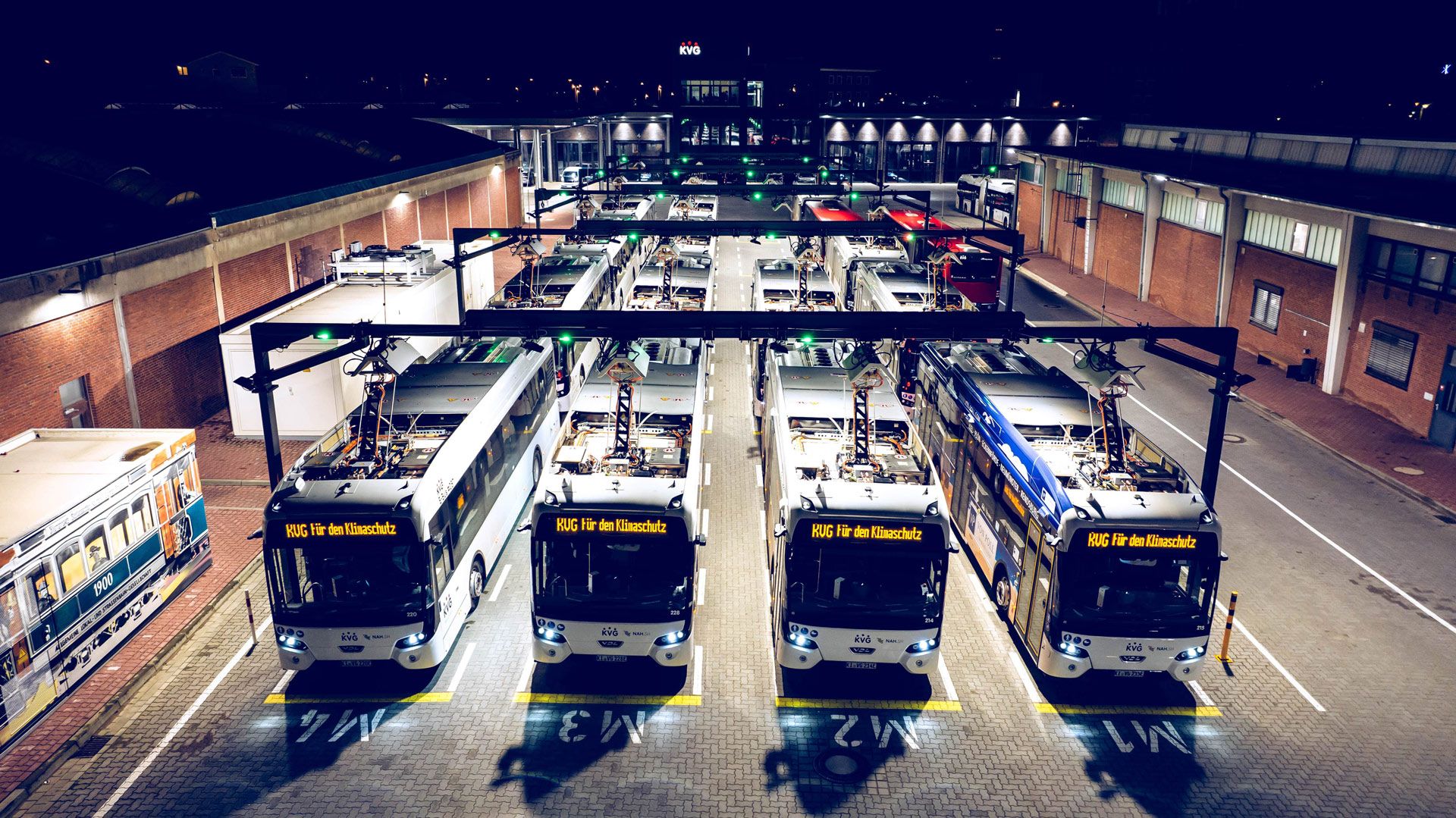 Die E-Busse stehen zum nächltichen Laden am Ladepunkt