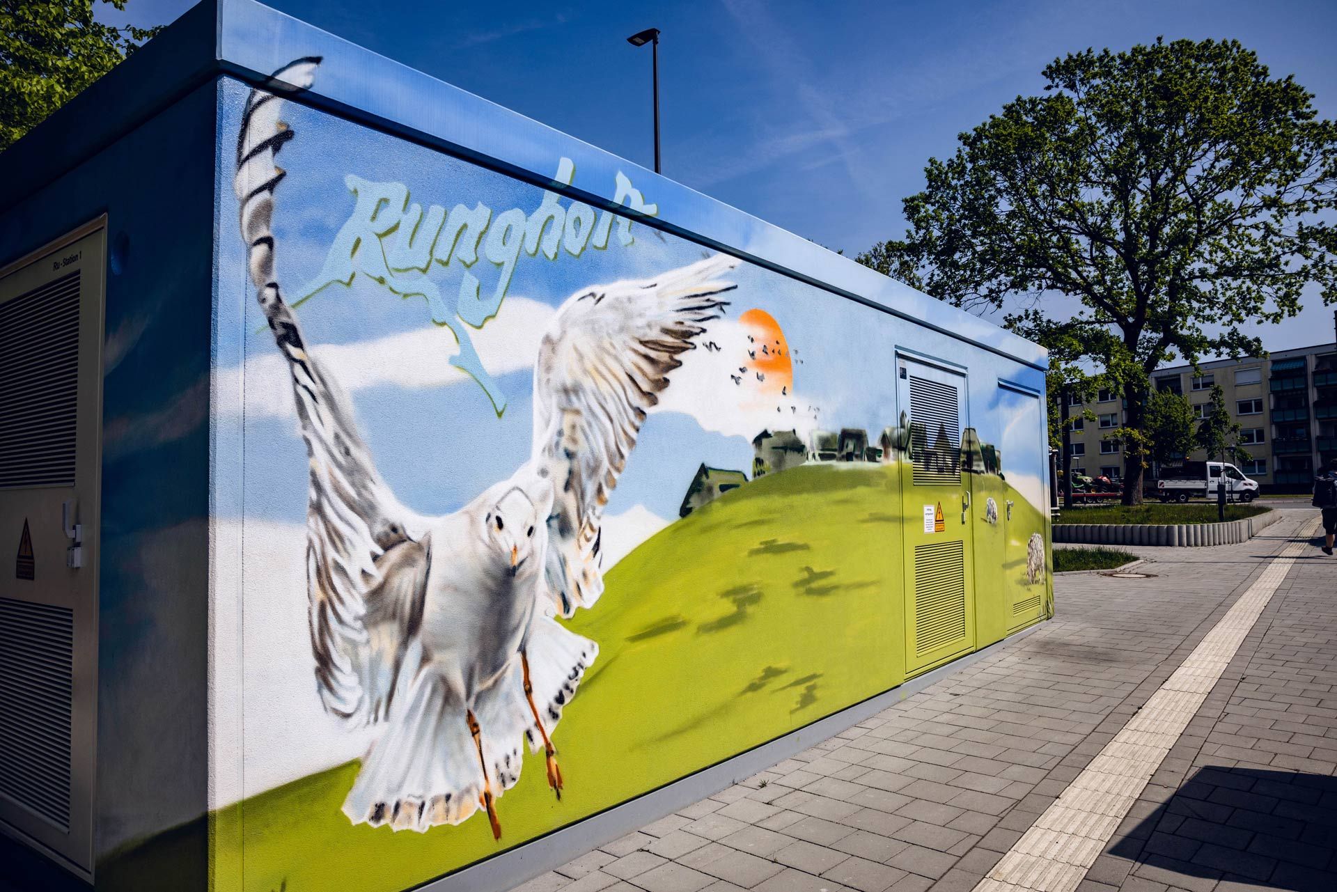 Kreativ gestalteter Ladepunkt in der Innenstadt