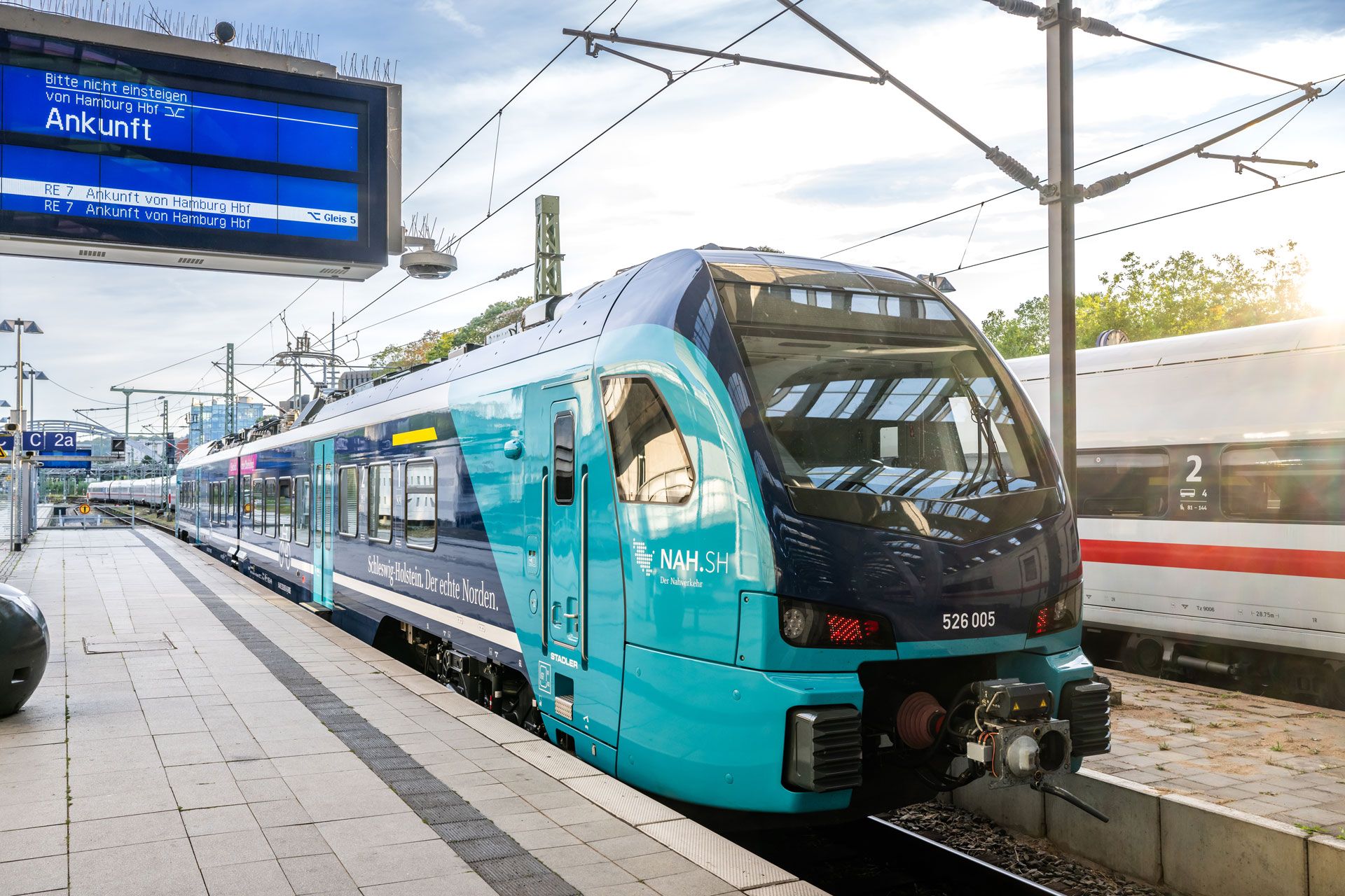 Ein Akku-Zug von NAH.SH steht im Kieler Bahnhof.