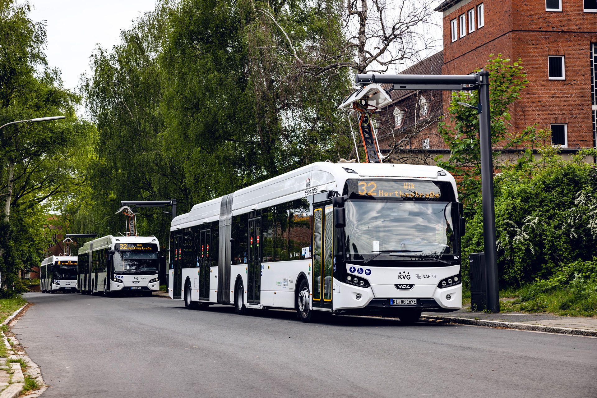 E-Busse der KVG an einemLadepunkt