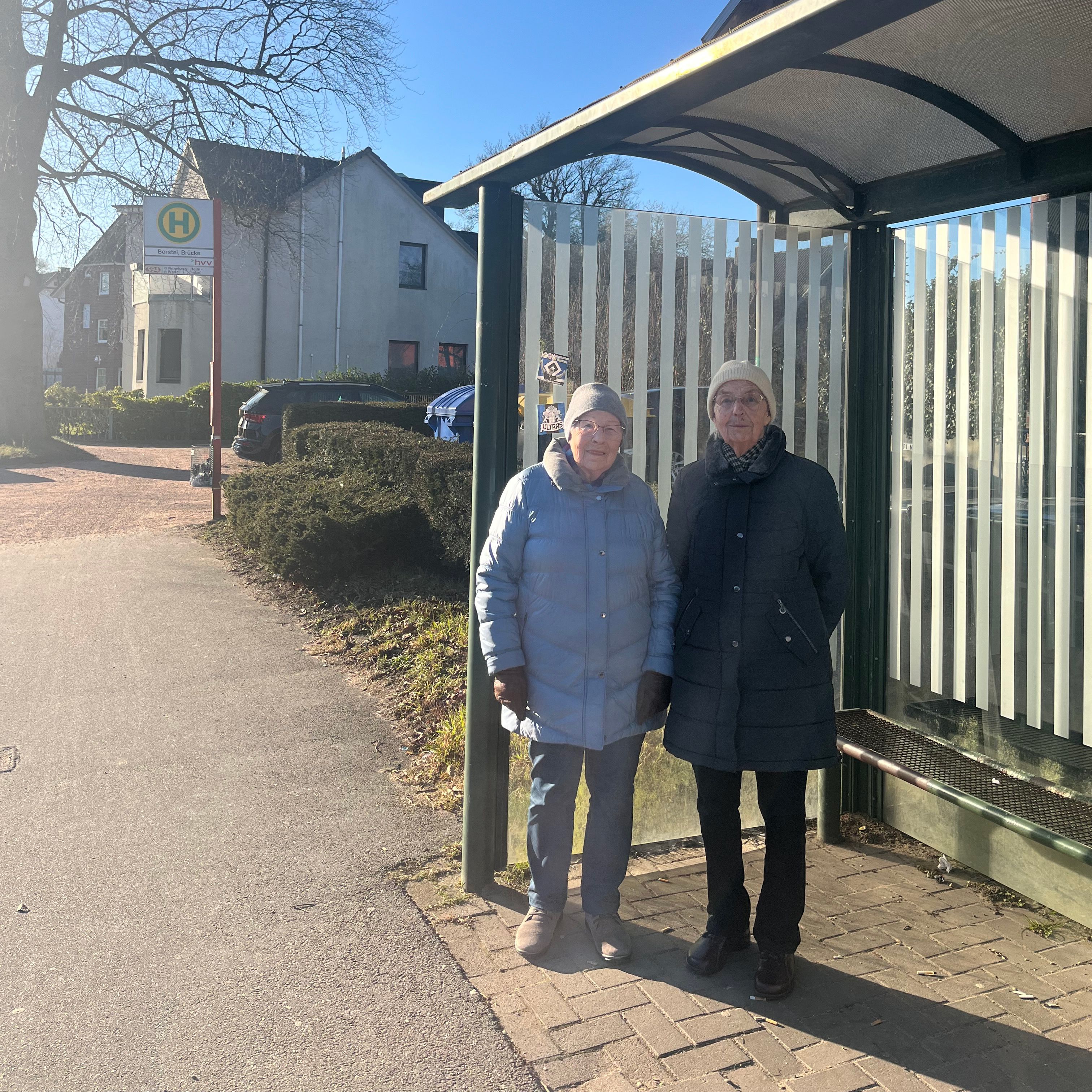 Auf den Fotos ist die kleinere Frau mit hellblauer Jacke Erika Lange.