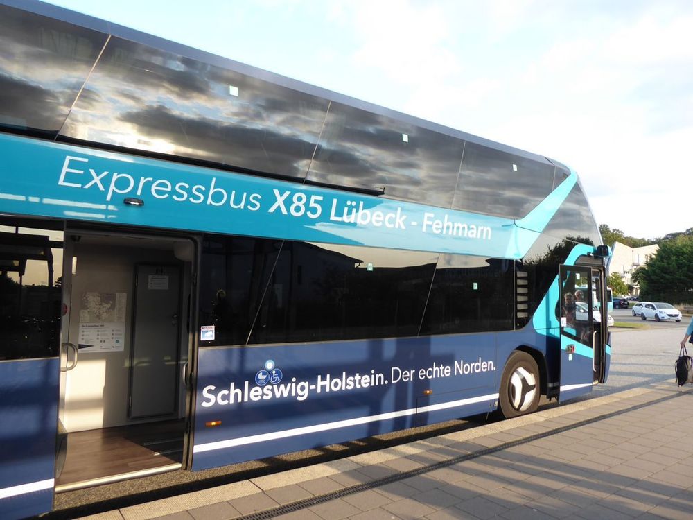 Bus hält an Bushaltestelle