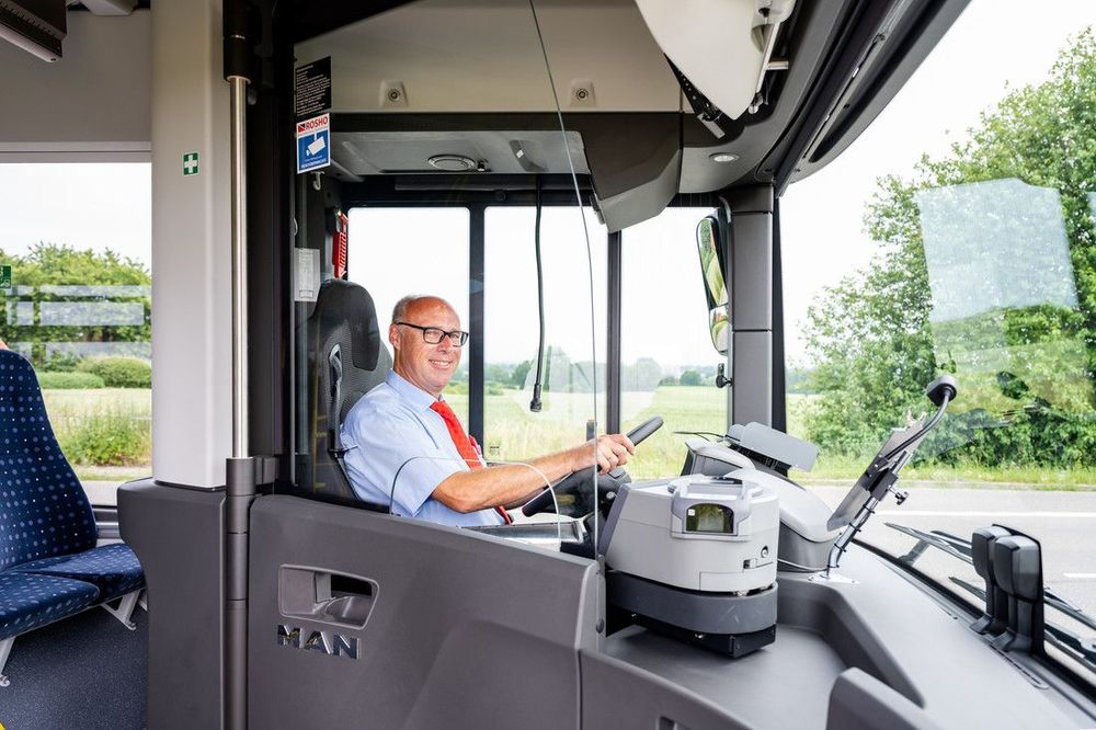 Ein lächelnder Busfahrer von NAH.SH