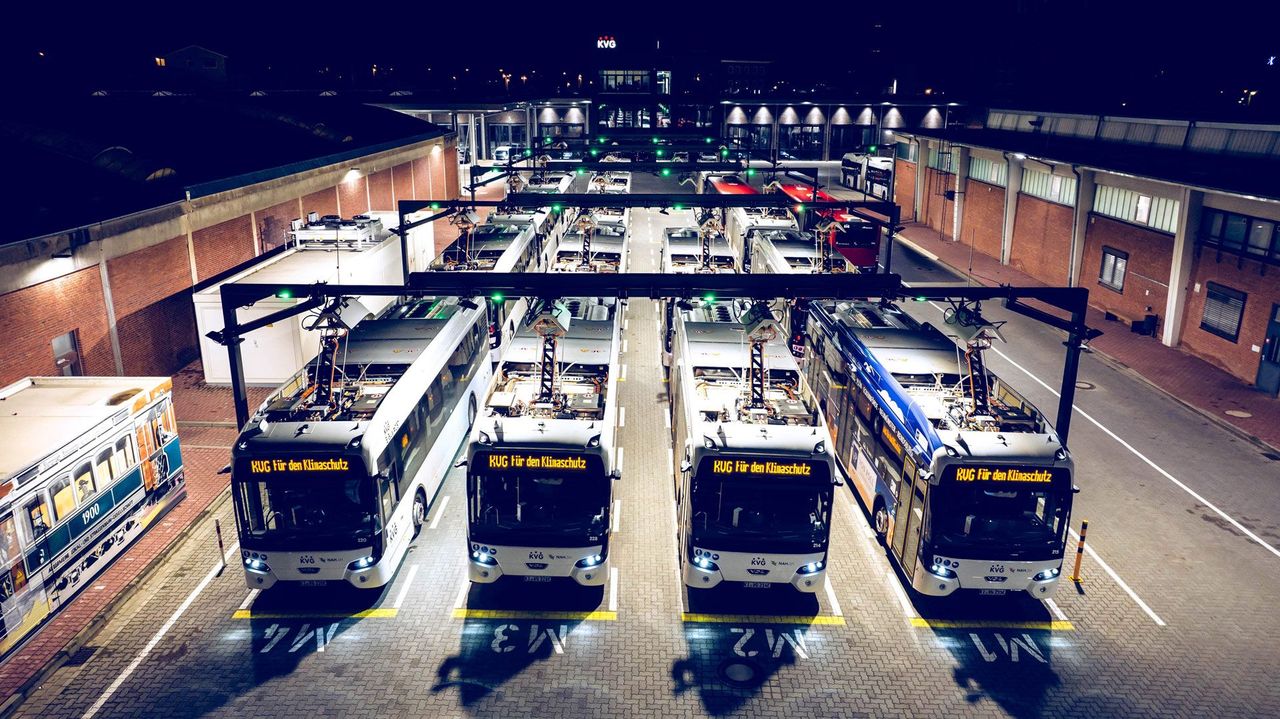 Die E-Busse stehen zum nächltichen Laden am Ladepunkt