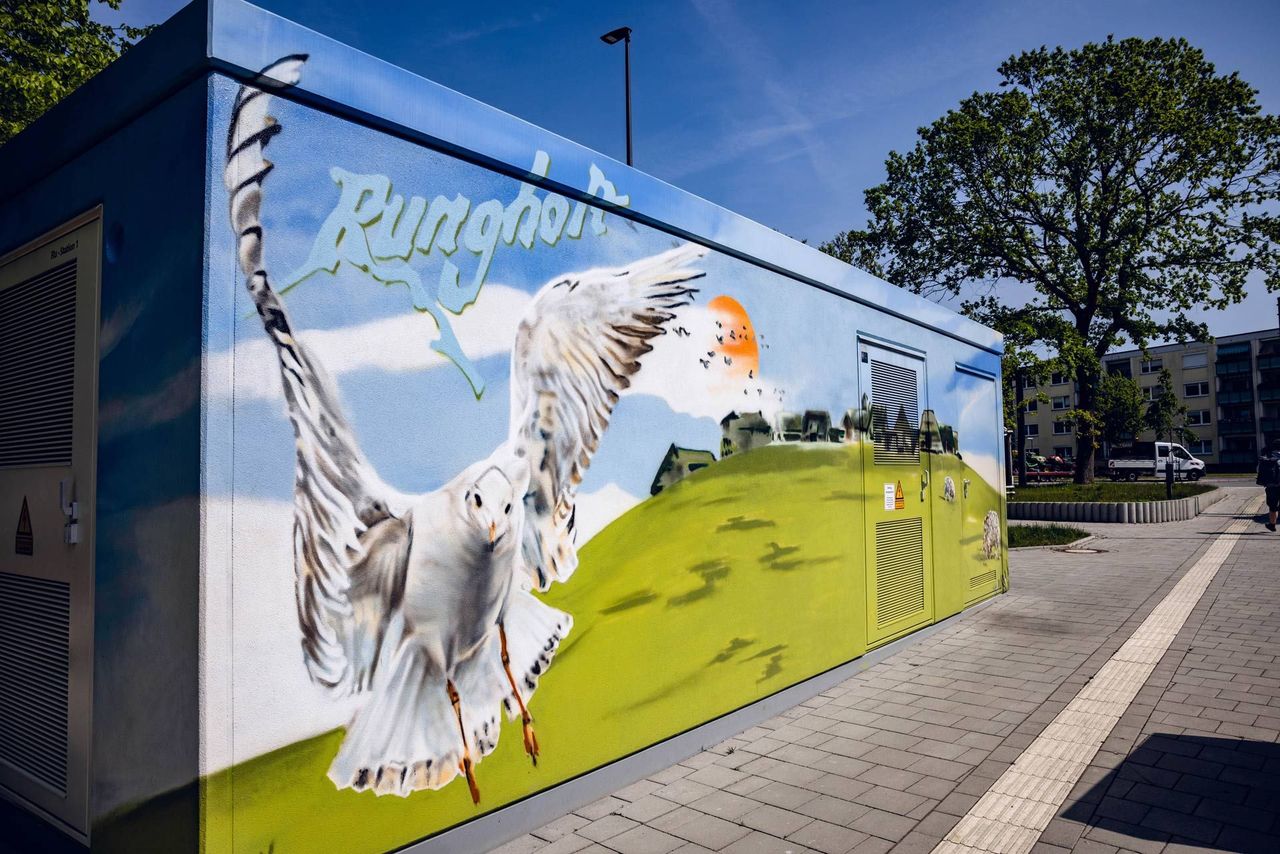 Kreativ gestalteter Ladepunkt in der Innenstadt