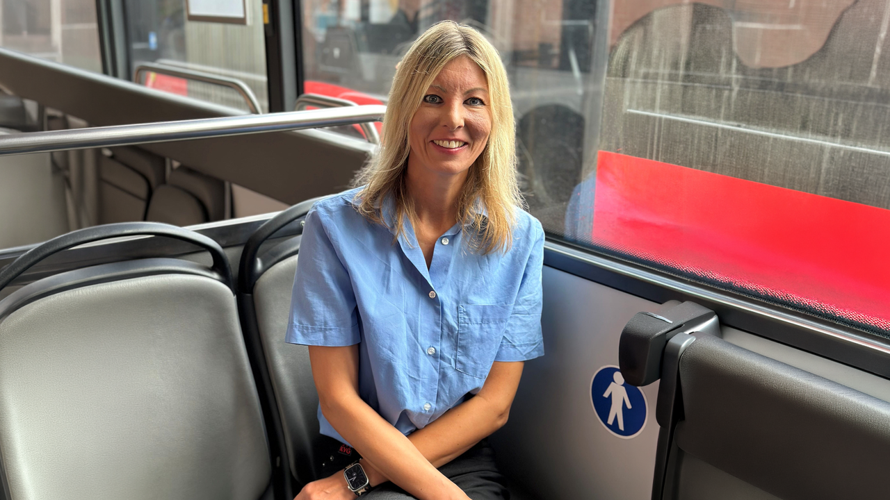 Per Quereinstieg zum Nahverkehr: Christina am Steuer zwischen Stadt und Meer