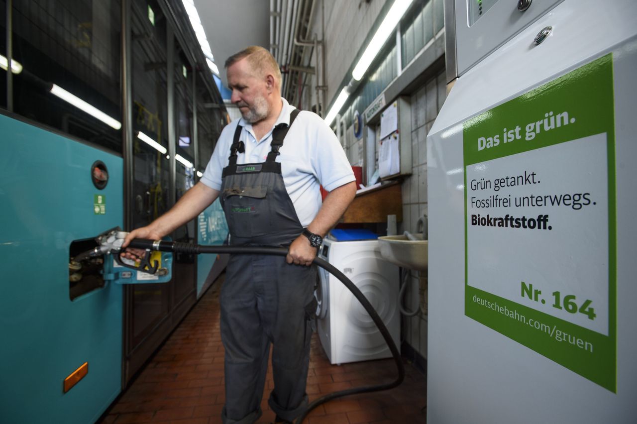 Wasserstoffbus wird mit Biokraftstoff betankt.