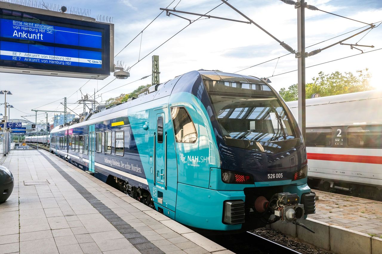 Ein Akku-Zug von NAH.SH steht im Kieler Bahnhof.