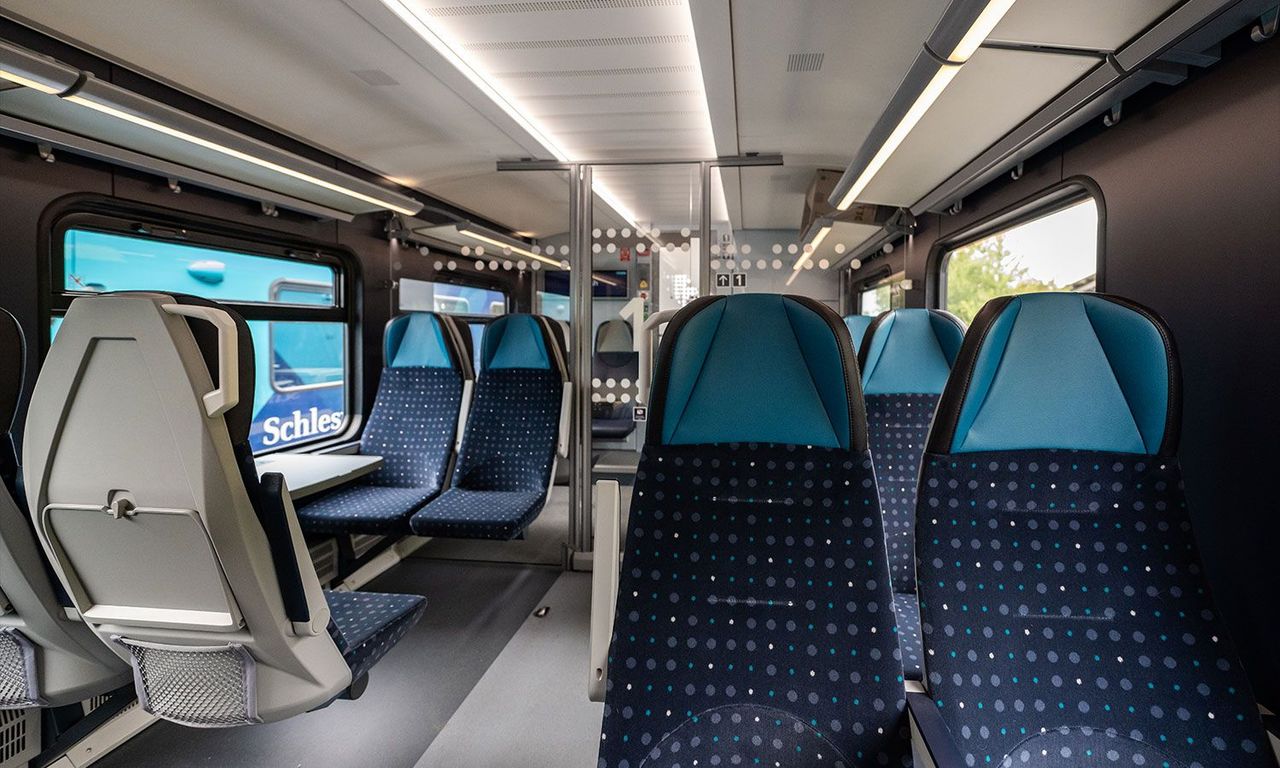 Der Innenraum der neuen Akku-Züge von NAH.SH